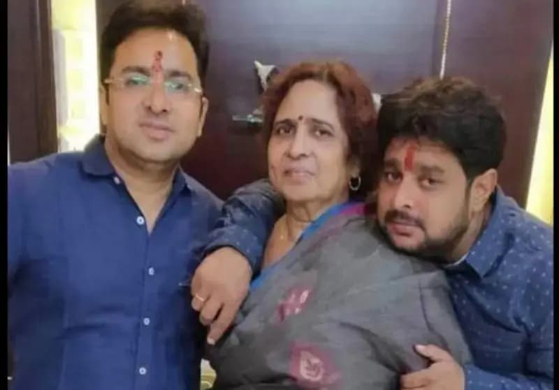 Chandauli News: दवा कारोबारी का शव घर पहुंचते ही मचा कोहराम.
