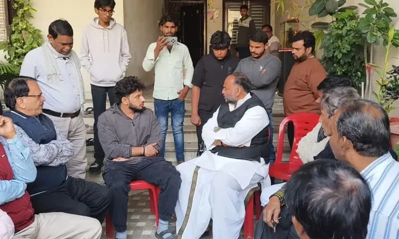 Chandauli News: पूर्व सपा विधायक ने जनपद पुलिस की कार्य प्रणाली पर उठाए सवाल, दवा व्यापारी की हत्या को लेकर आईजी से की वार्ता. 