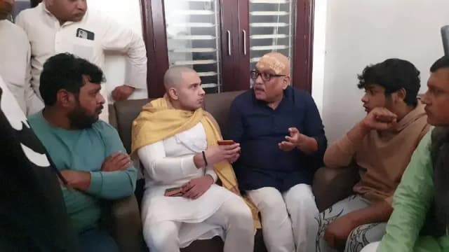 Chandauli News: कांग्रेस अध्यक्ष अजय राय ने दवा व्यवसाई के परिवार से की मुलाकात, योगी सरकार पर साधा निशाना.
