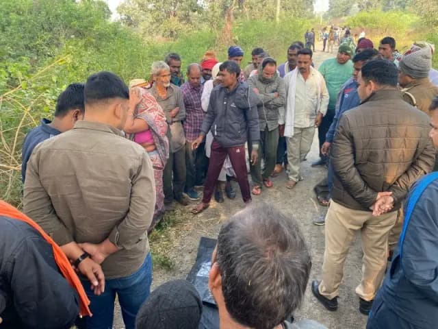 Sonbhadra News: अनियंत्रित बाइक गड्ढे में गिरी, रातभर बेसुध पड़े रहने की वजह से सूरजपुर निवासी शिव शंकर की मौत.