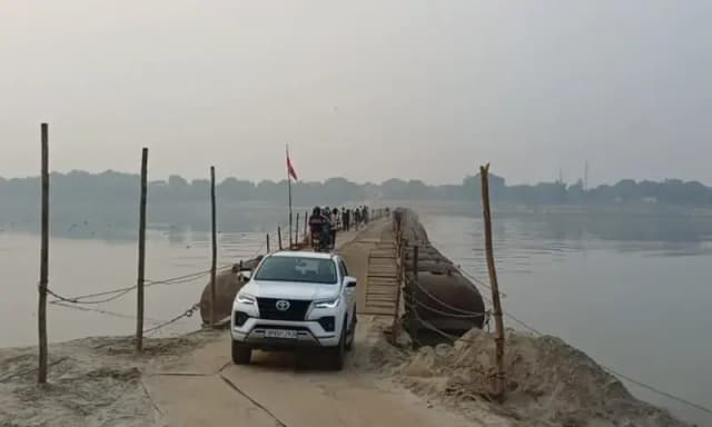 Chandauli News: पीपा पुल पूरी तरह चालू, फोर व्हीलर का आवागमन शुरू.
