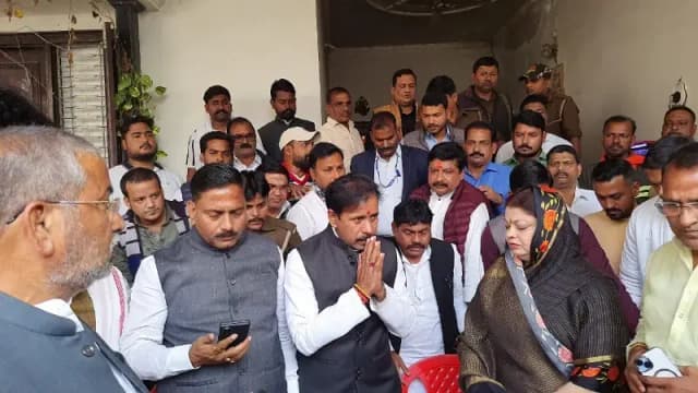 Chandauli News: सीएम योगी का संदेश लेकर दवा व्यवसाई के परिजनों से मिले कैबिनेट मंत्री, कहा दोषियों पर होंगी बुलडोजर करवाई.
