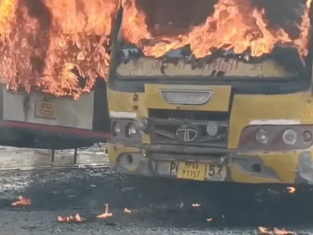 Sonbhadra News: संदिग्ध परिस्थितियों में वर्कशॉप में खड़ी दो निजी बसों में लगी आग, जलकर खाक.