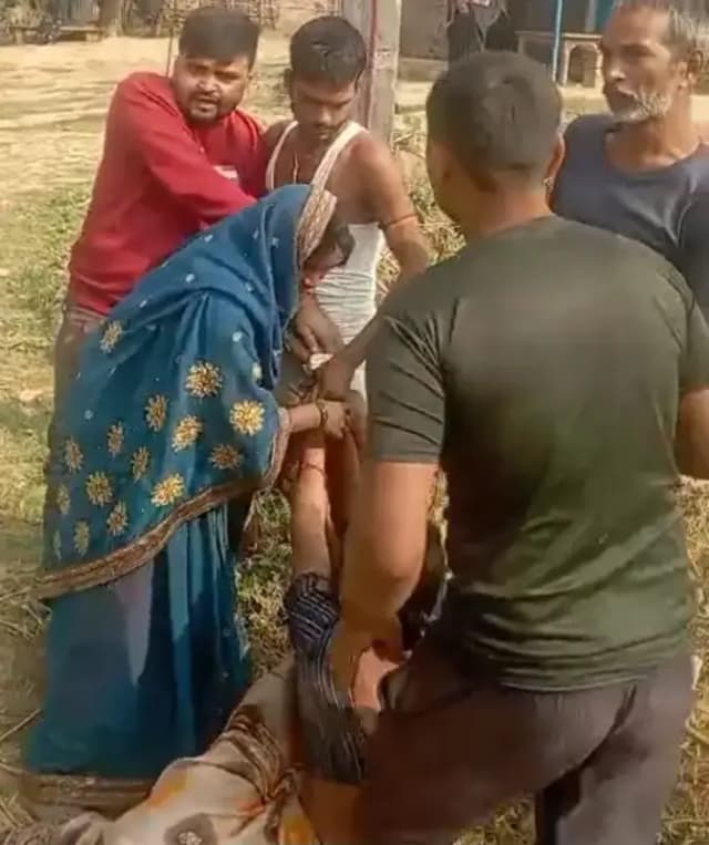 Sonbhadra News: जॉब कार्ड मांगने पर दलित दंपति से मारपीट का वीडियो वायरल.