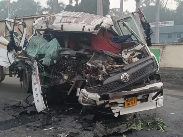 Sonbhadra News: खड़ी वाहन बनी चालक की मौत की वजह, खड़े ट्रेलर से पीछे से आ रही तेज रफ्तार ट्रेलर की टक्कर.