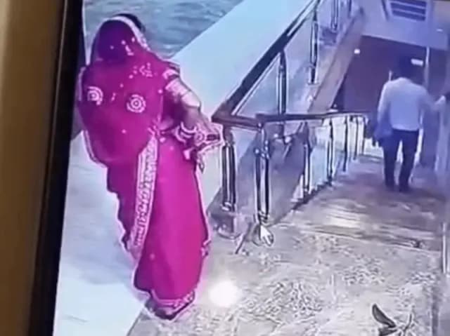 Sonbhadra News: नामचीन होटल से शादी समारोह के दौरान लाखों रुपये का सामान चोरी होने से मची सनसनी, जांच में जुटी पुलिस.