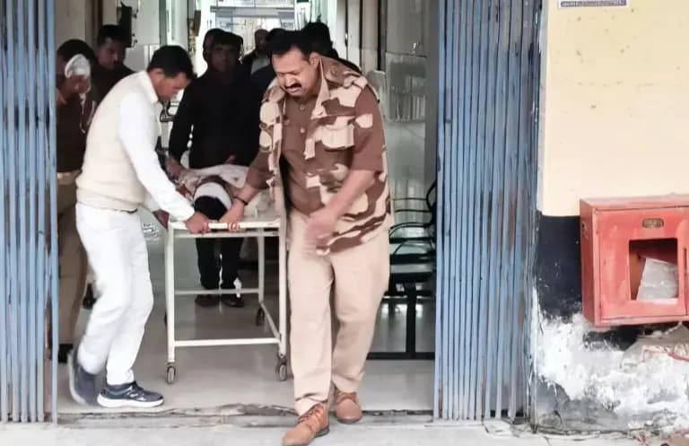 Chandauli News: दो बाइकों की आमने सामने की जबरदस्त टक्कर, एक युवक की हालत गंभीर.