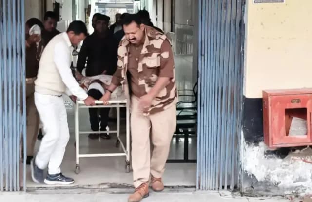 Chandauli News: दो बाइकों की आमने सामने की जबरदस्त टक्कर, एक युवक की हालत गंभीर.