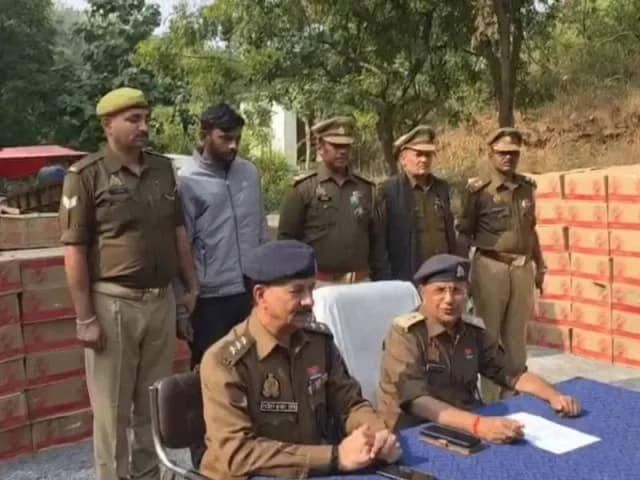 Sonbhadra News: अंतरराज्यीय तस्करी पर पुलिस की बड़ी चोट, 1 करोड़ 35 लाख की अंग्रेजी शराब जब्त.