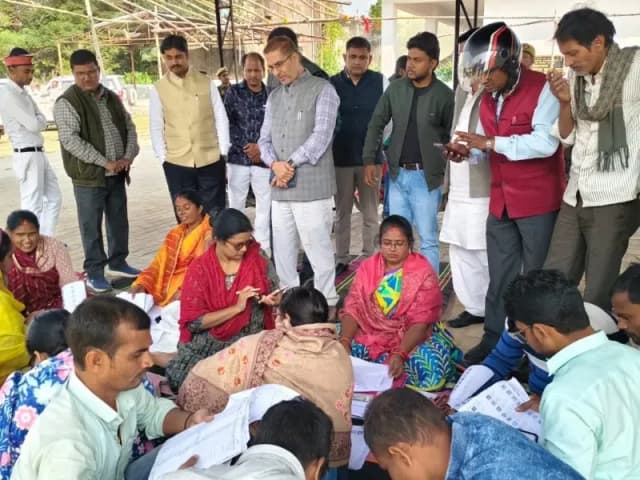 Sonbhadra News: डीएम ने किया बूथों का औचक निरीक्षण, गणना प्रपत्र भरने व भरे गए गणना प्रपत्रों का लिया जायजा.