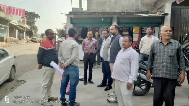 Sonbhadra News: तहसीलदार ने बीजपुर क्षेत्र में चल रहे एसआईआर कार्य का किया निरीक्षण.
