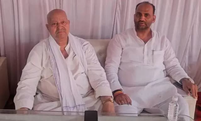 Chandauli News: सैयदराजा के पूर्व सपा विधायक मनोज सिंह डब्लू के पिता का निधन, माधोपुर में उमड़ा सैलाब.
