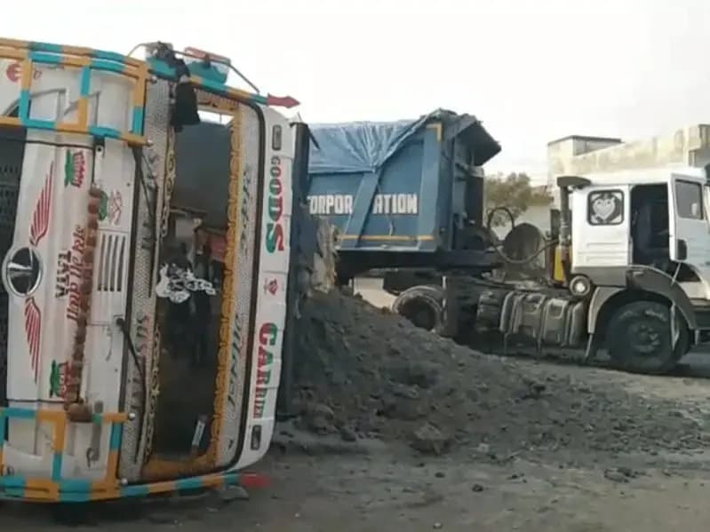 Sonbhadra News: दो ट्रेलरों की आपसी टक्कर में बाल-बाल बची स्कूली बस.