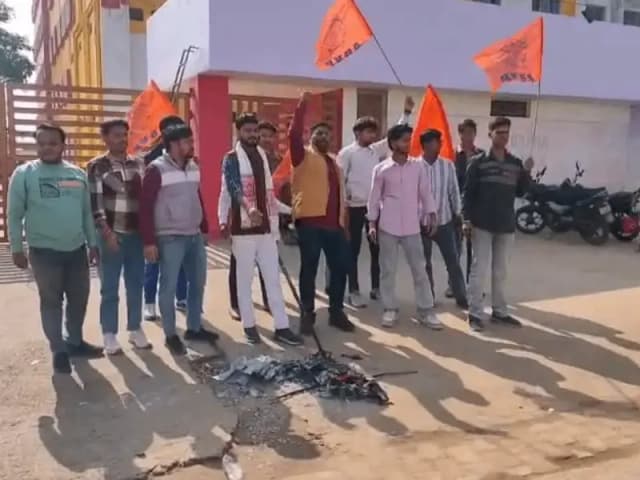 Sonbhadra News: प्रिंसिपल पर कार्रवाई की मांग को लेकर स्कूल गेट पर धरना, एबीवीपी के छात्रों ने स्कूल गेट पर प्रबंधन का फूंका पुतला.