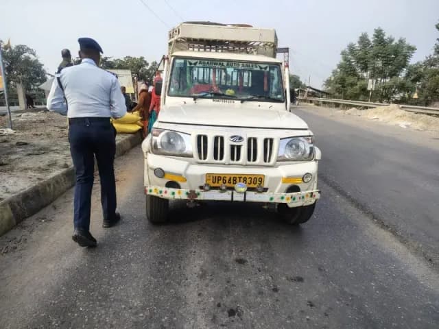 Sonbhadra News: चकमा देकर फरार हो रहे ओवरलोड पिकअप को पुलिस ने धर दबोचा, गाड़ी में अनाज और दर्जनों मजदूर ठूंसे मिले.
