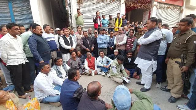 Chandauli News: रोहिताश पाल हत्याकांड खुलासा,आरोपी व्यापारियों के समर्थन में सड़क पर उतरे सैकड़ों लोग, विधायक को दिया ज्ञापन.