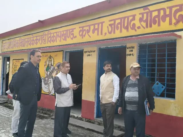 Sonbhadra News: जिलाधिकारी ने केकराही स्कूल का औचक निरीक्षण किया, शिक्षण कार्य का जायजा लेकर बेहतर पठन-पाठन के निर्देश दिए.