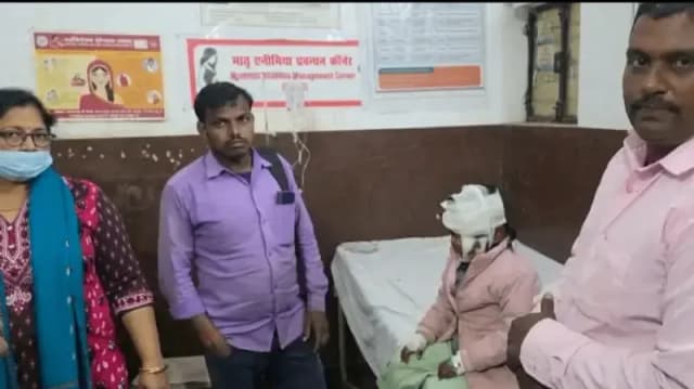 Sonbhadra News: कुत्तों के झुंड ने मासूम बच्ची पर किया हमला, चेहरे पर गंभीर घाव, जिला अस्पताल रेफर.