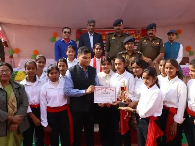 Sonbhadra News: यातायात जागरूकता माह नवंबर 2025 का समापन, एसपी सोनभद्र ने उत्कृष्ट कर्मियों, 24 गुड-सेमेरिटन को किया सम्मानित.

