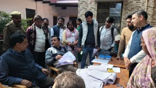 Chandauli News: तहसीलदार ने एसआईआर फिडिंग का डोर-टू-डोर किया निरीक्षण.