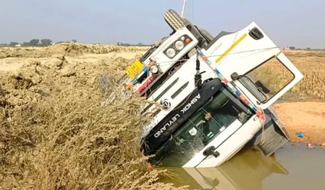Chandauli News: मोरम बालू ले जा रहा डंफर ट्रक पलटा, बाल बाल चालक बचा.  

