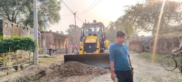 Chandauli News: यूपी पुलिस के जवान ने निजी खर्च से जलजमाव वाली सड़क को कराया दुरुस्त.