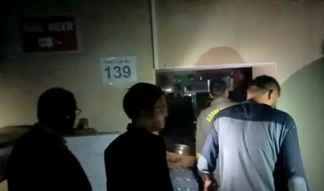 Chandauli News: डीडीयू जंक्शन के खान-पान फूड प्लाजा में आग लगने से मचा हड़कंप. 
