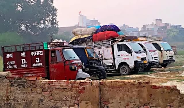 Chandauli News: खड़े वाहनों से बैटरी चोरी करने वाले पकड़े गए दो नाबालिग चोर.
