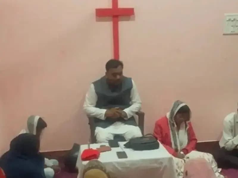 Sonbhadra News: धर्म परिवर्तन का आरोप लगाकर हिंदू संगठनों ने काटा बवाल, 'चंगाई सभा' का आयोजन कर धर्मांतरण का आरोप.