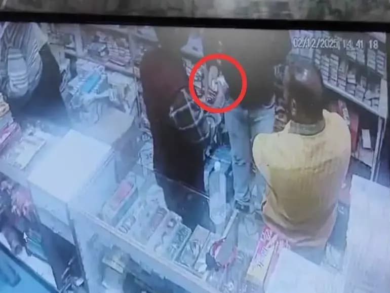 Sonbhadra News: विजिलेंस के छापे में दो कर्मचारी गिरफ्तार, बिजली बिल सुधार के नाम पर 30 हजार की रिश्वत लेते पकड़े गए.
