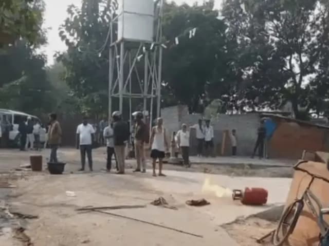 Sonbhadra News: घरेलू सिलेंडर में लगी आग बुझाने के प्रयास में पति झुलसा, अस्पताल में भर्ती.
