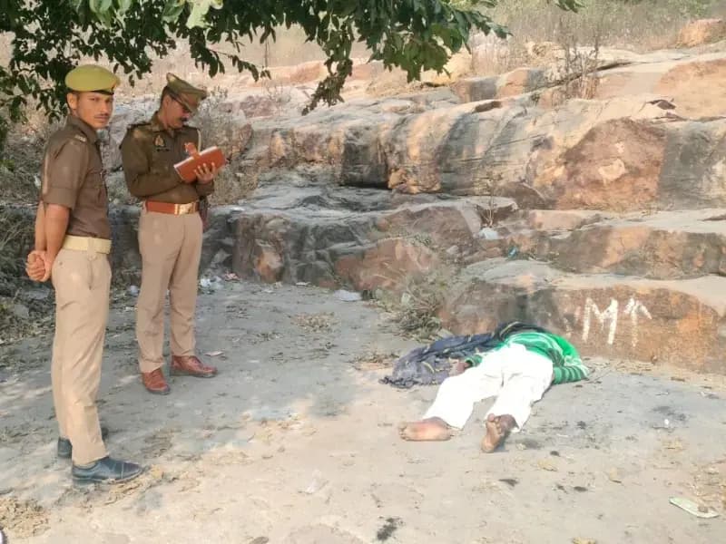 Sonbhadra News: इको प्वाइंट के पास सड़क किनारे मिला अधेड़ का शव, नहीं हो सकी पहचान.