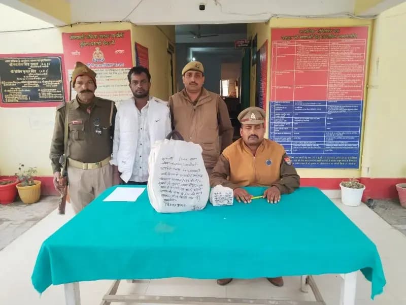 Chandauli News: अवैध शराब के साथ पुलिस ने एक आरोपित को किया गिरफ्तार.
