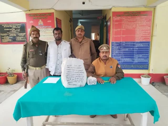 Chandauli News: अवैध शराब के साथ पुलिस ने एक आरोपित को किया गिरफ्तार.
