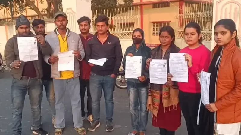 Sonbhadra News: एडमिट कार्ड पर गलत समय, परीक्षा देने पहुंचे एक दर्जन से अधिक छात्र वंचित, छात्रों का हंगामा.