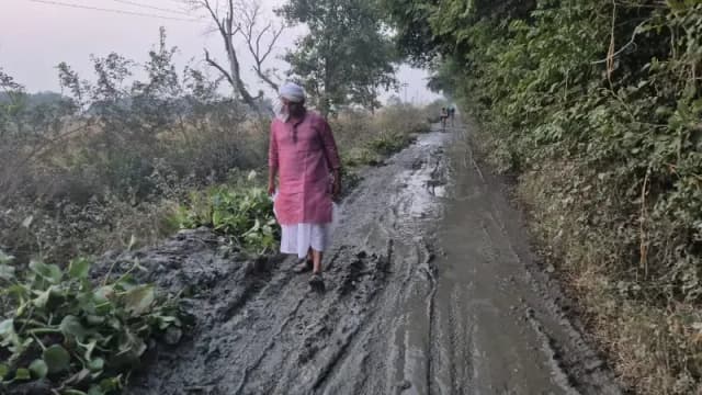 Chandauli News: नहर का कीचड़ गिरने से माधोपुर मार्ग अवरुद्ध, ग्रामीणों में आक्रोश, पूर्व विधायक ने सफाई की टाइमिंग को बताया संदिग्ध. 
