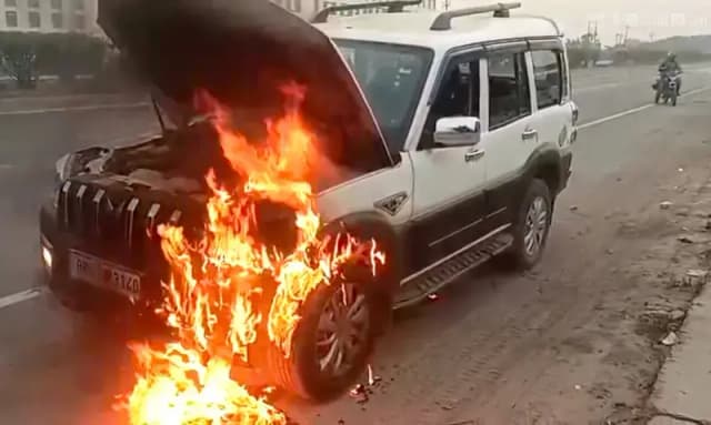 Chandauli News:चलती स्कॉर्पियो में लगी आग, देखते ही देखते बना आग का गोला, चालक की सूझबूझ से टला बड़ा हादसा.  