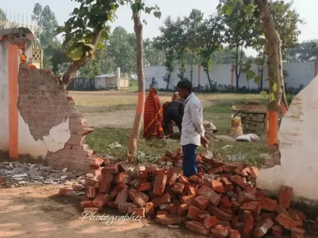 Sonbhadra News: स्कूल बस दीवार से टकराई, 10 बच्चे और अध्यापक घायल, संत कीनाराम पब्लिक स्कूल की बस का ब्रेक फेल होने से हादसा.
