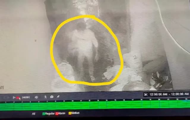Chandauli News: आटा चक्की मिल को चोरो ने बनाया निशाना, ग्रामीणों ने सीसीटीवी फुटेज देख एक चोर को पकड़कर पुलिस को सौंपा.  
