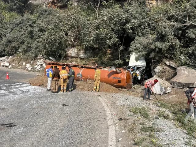 Sonbhadra News: मारकुण्डी घाटी पर कैमिकल से लदे टैंकर वाहन का ब्रेक फ़ैल, चालक व क्लीनर घायल.