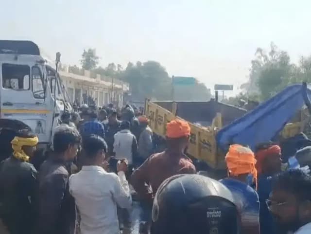 Sonbhadra News: अंतिम संस्कार के लिए शव लेकर जा रहे लोगों से भरे ट्रैक्टर को ट्रेलर ट्रक ने मारी टक्कर, एक की मौत, कई घायल.