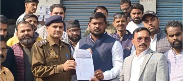 Chandauli News: बढ़ते क्राइम पर व्यापार मंडल ने कोतवाल के खिलाफ सीओ को दिया पत्रक, विवादित चौकी इंचार्ज को बताया वन मैन आर्मी
