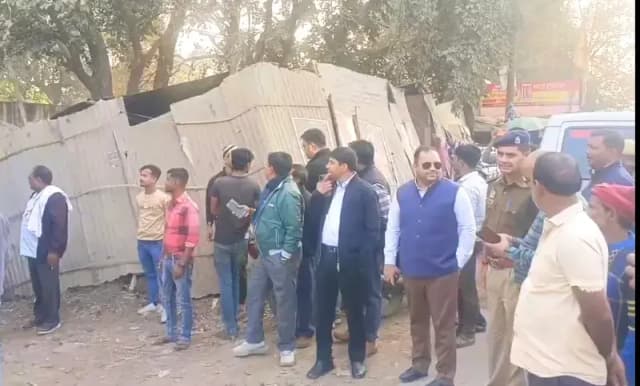 Chandauli News: बिना लाइसेंस चल रही आधा दर्जन मीट की दुकानें सीज, प्रशासन की बड़ी कार्रवाई.
