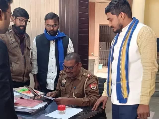Sonbhadra News: चंद्रशेखर आजाद के खिलाफ धमकी भरा वीडियो पोस्ट, भीम आर्मी ने रॉबर्ट्सगंज कोतवाली में शिकायत दर्ज कराई.