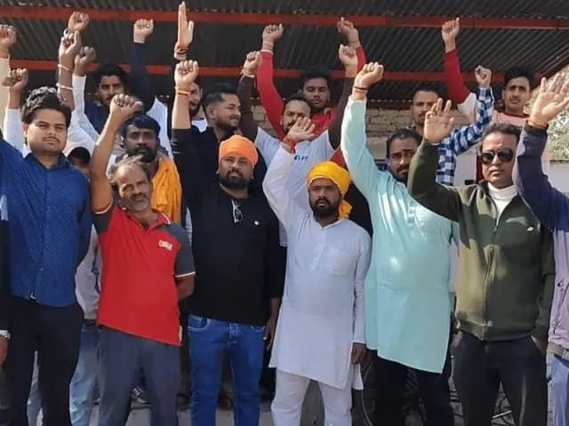 Sonbhadra News: प्रदूषण और दुर्गंध के खिलाफ  व्यापारियों का सांकेतिक धरना प्रदर्शन, अल्ट्राटेक सीमेंट प्लांट की मनमानी के खिलाफ बुलंद की आवाज़.