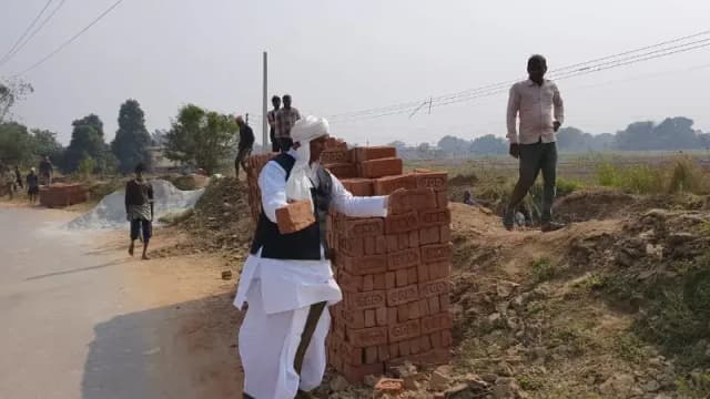 Chandauli News: नहर की लाइनिंग में दोयम दर्जे की ईंटों के इस्तेमाल पर पूर्व विधायक ने जताई नाराजगी. 

