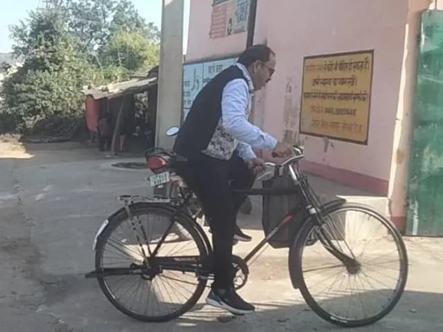 Sonbhadra News: ऑनलाइन हाजिरी और 200 रुपये भत्ते के विरोध में साईकिल चलाकर पंचायत भवन कार्यालय पहुंचे सचिव.