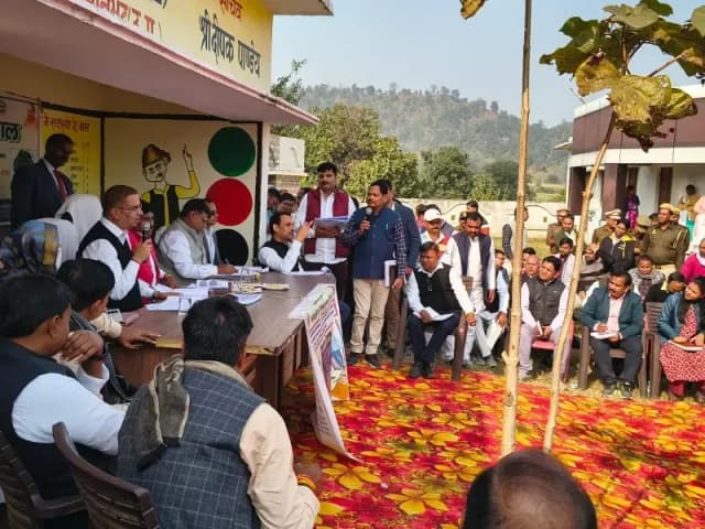 Sonbhadra News: जिलाधिकारी ने लगाया जन चौपाल, गांव की समस्याओं को सुना.
