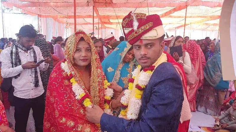 Chandauli News: एक मंच पर दो धर्म के 48 जोड़ों का हुआ विवाह, विधायक ने दिया आशीर्वाद.
