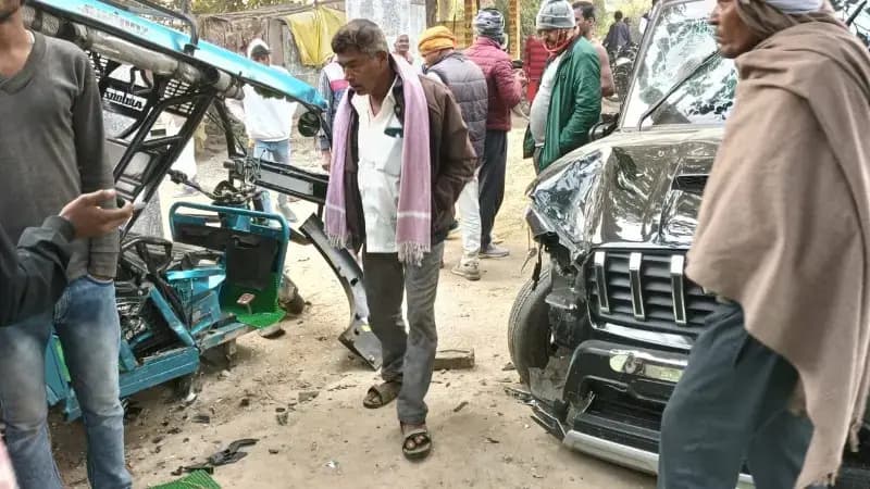 Chandauli News: स्कॉर्पियो और ई-रिक्शा की आमने-सामने टक्कर, टोटो चालक गंभीर रूप से घायल.